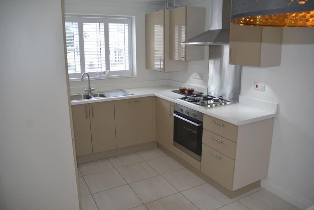 Modern Town House In Cotswolds - 3 Double Bedrooms Witney Exteriér fotografie