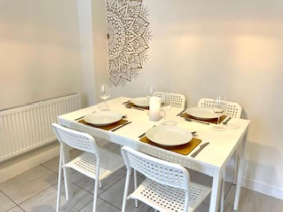 Modern Town House In Cotswolds - 3 Double Bedrooms Witney Exteriér fotografie